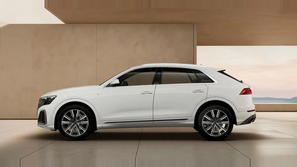 Audi Q8 SUV S line 45 TDI Quattro Tiptronic en renting en Zaragoza — Trasera