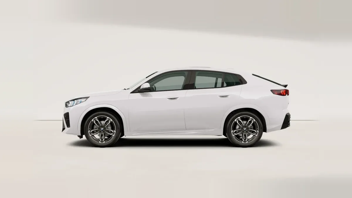 BMW ix2 eDrive20 en renting en Zaragoza — Trasera