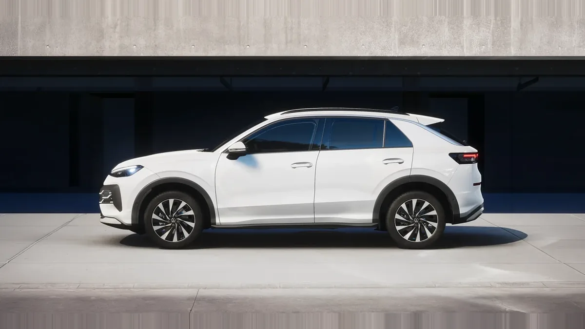 Volkswagen T-ROC Match 1.5 eTSI 150CV DSG en renting en Zaragoza — Lateral