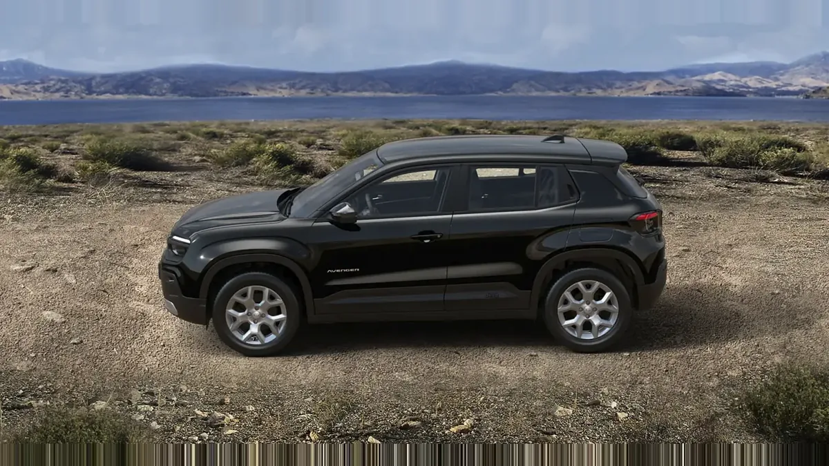 Jeep AVENGER E-HYBRID ALTITUDE en renting en Zaragoza — Delantera
