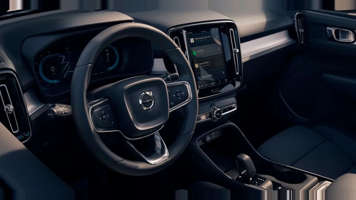 Volvo XC40 2.0 B3 G Core Auto en renting en Zaragoza — Interior